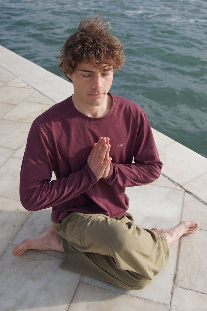 Benji meditando junto al mar