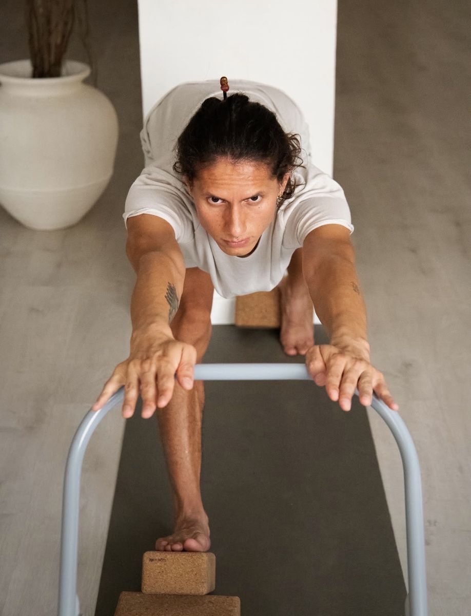 Chakra en una postura de Iyengar con silla y bloques