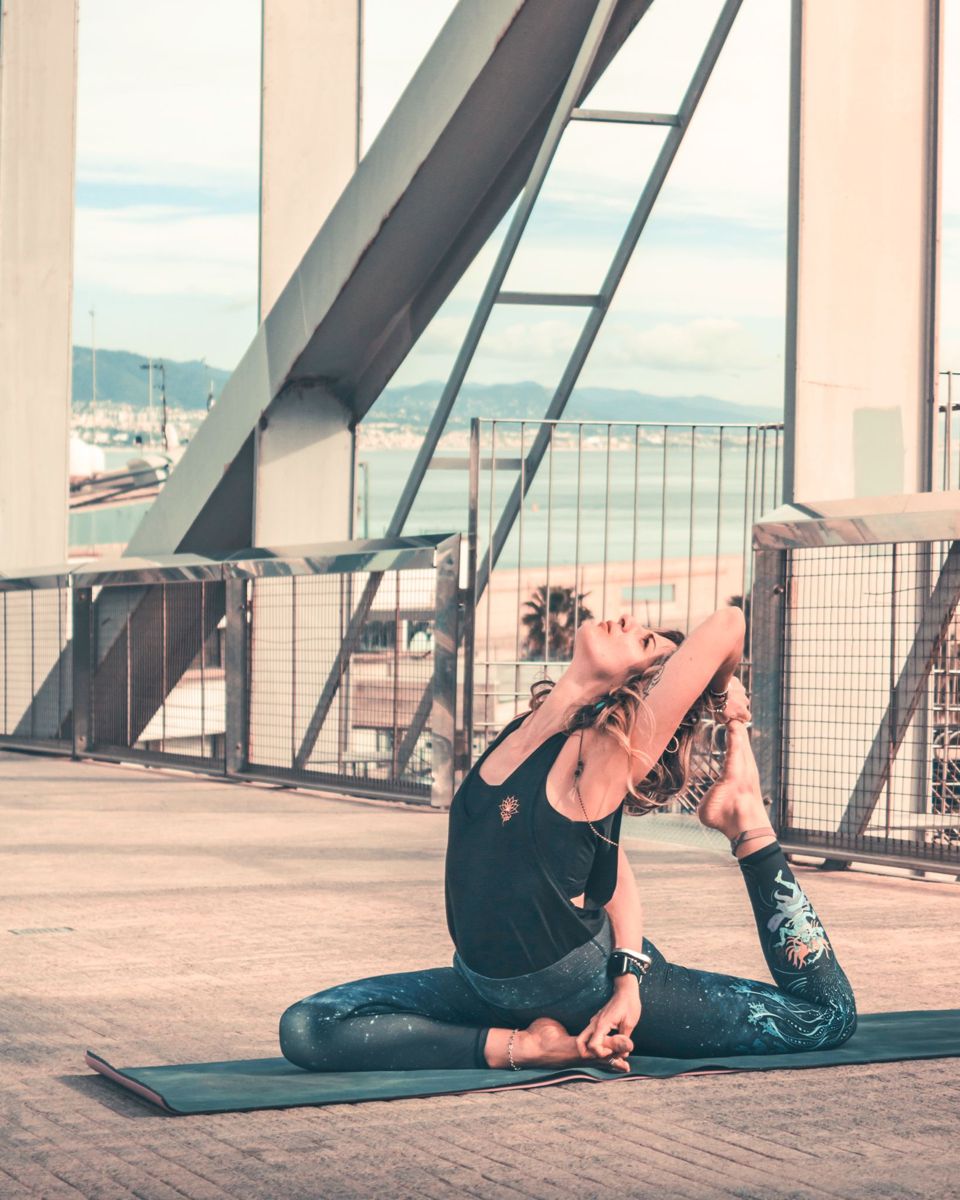 Xana Dahdal en una postura de yoga sentada al aire libre